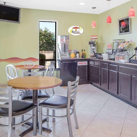 Super 8 By Wyndham Clarksville Ar Esterno foto
