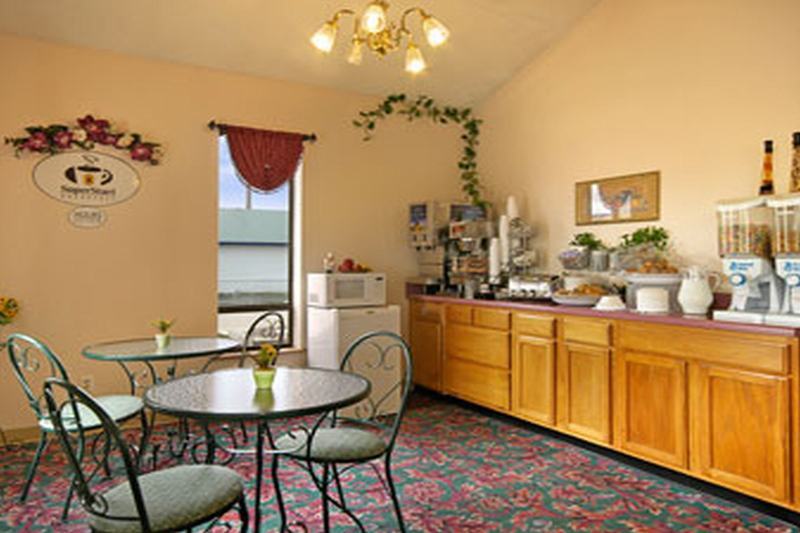 Super 8 By Wyndham Clarksville Ar Ristorante foto